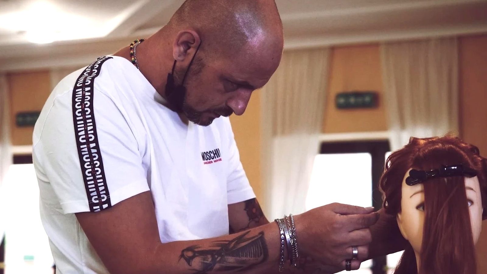 Luca Paparone al lavoro su una ciocca di capelli